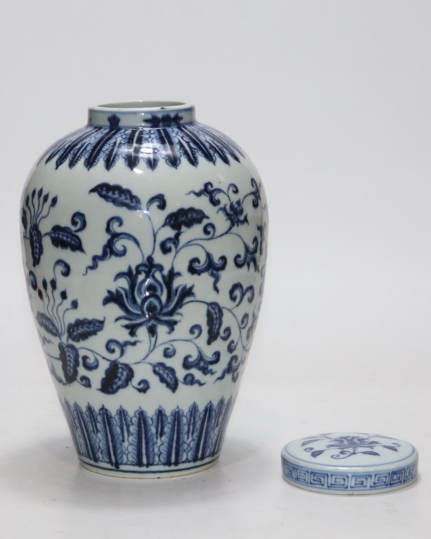 An Exquisite Blue and White Lotus Pattern Vase - 5