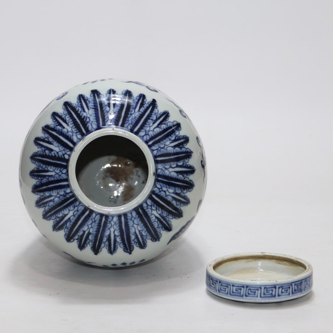 An Exquisite Blue and White Lotus Pattern Vase - 6