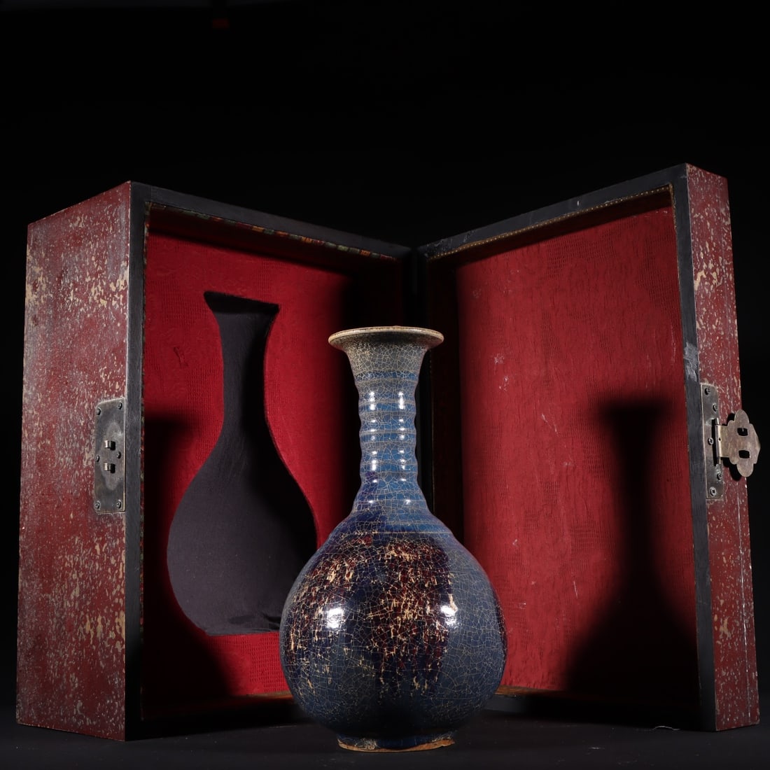 An Exquisite Jun yao Vase: An Exquisite Jun yao Vase Song Dynasty, China Size:26cmx14cm (The Dimensions Of All Batches Are Manually Measured.If You Need More Detailed Information, Please Contact Our Customer Service Before