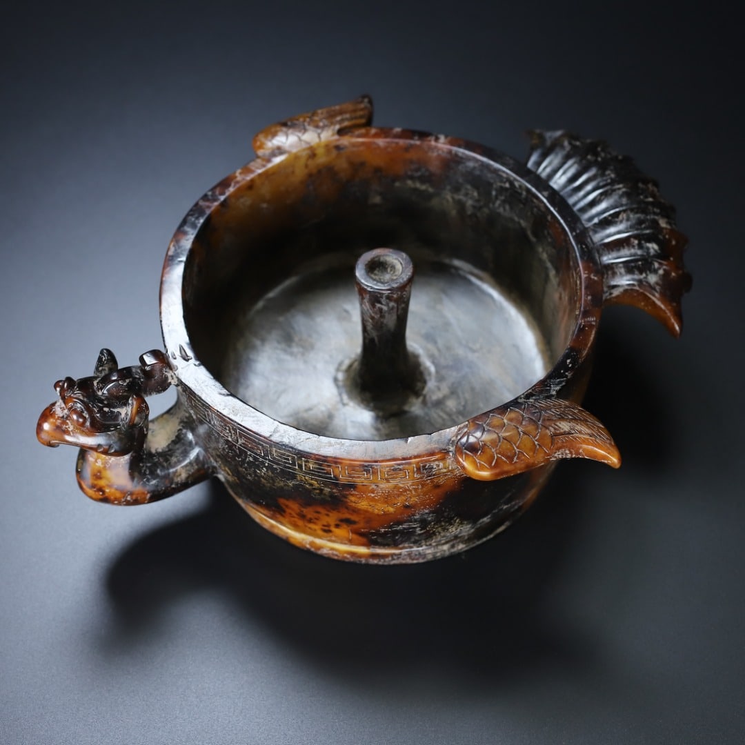 An Exquisite White Jade Phoenix-Shaped Candlestick: An Exquisite White Jade Phoenix-Shaped Candlestick Han Dynasty, China Size:21.5cmx17cmx7cm Weight:1.185kg (The Dimensions Of All Batches Are Manually Measured.If You Need More Detailed Information, Pl