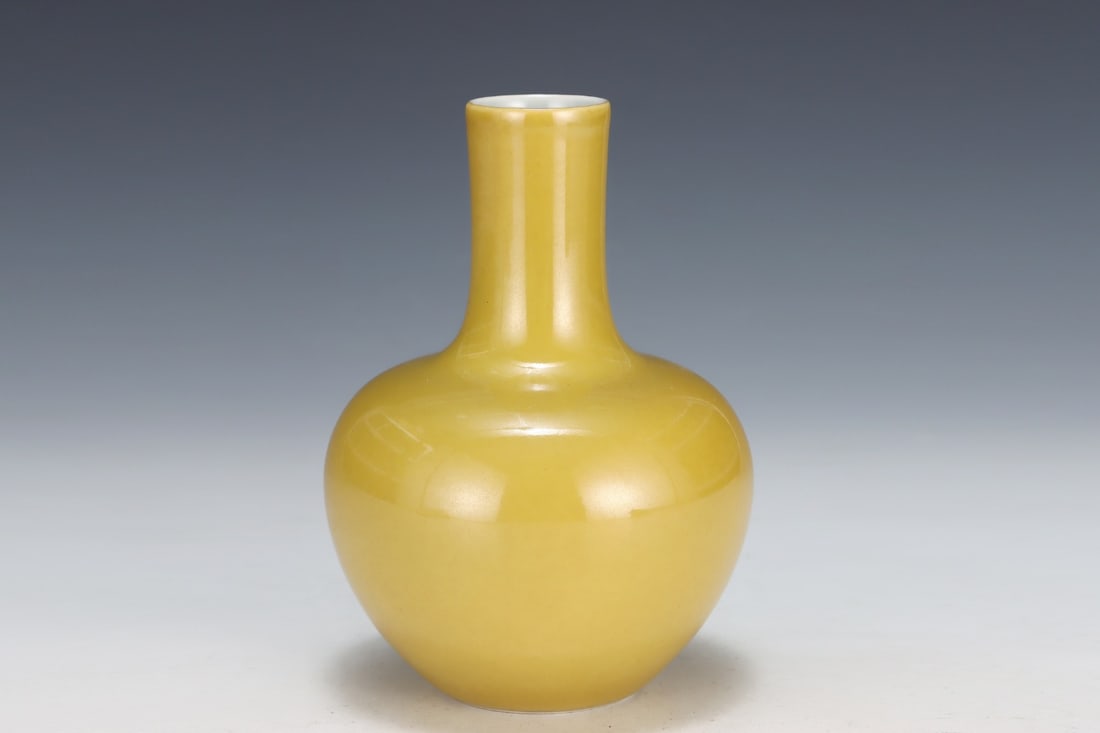 An Exquisite Yellow Glazed Vase - 2