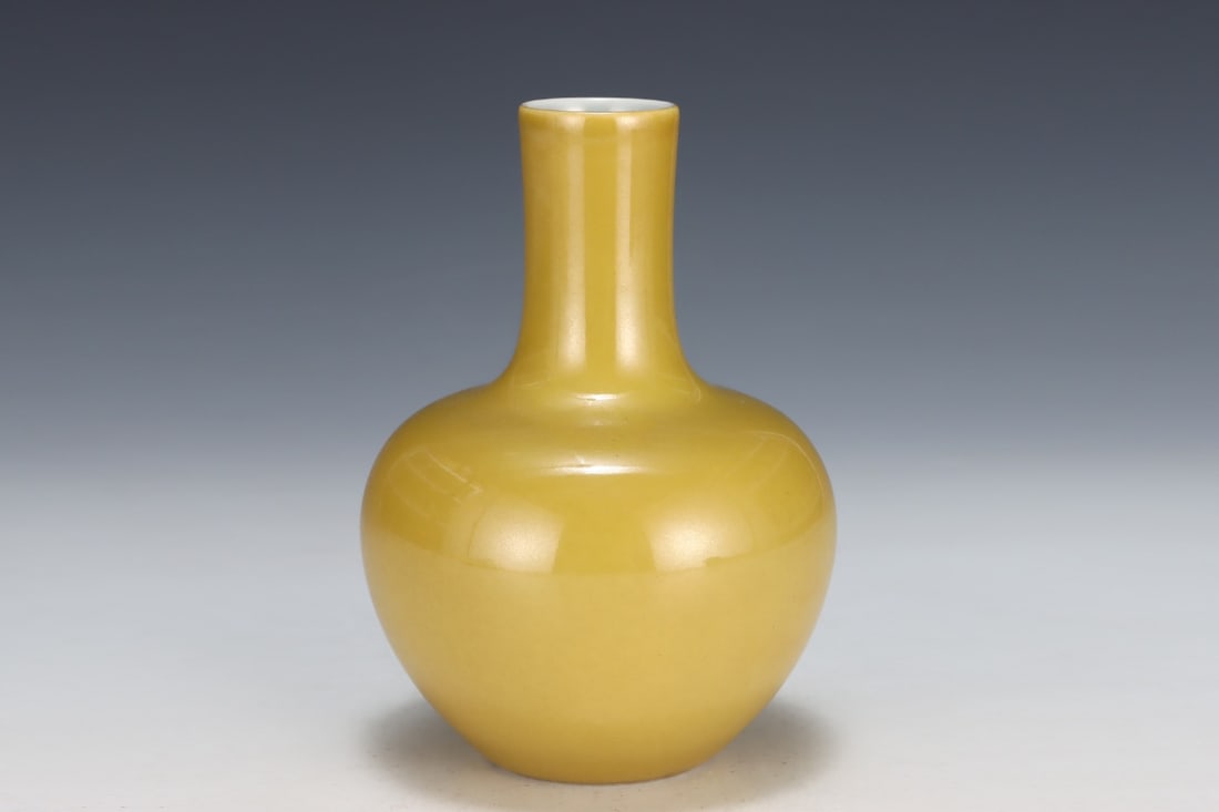 An Exquisite Yellow Glazed Vase - 3
