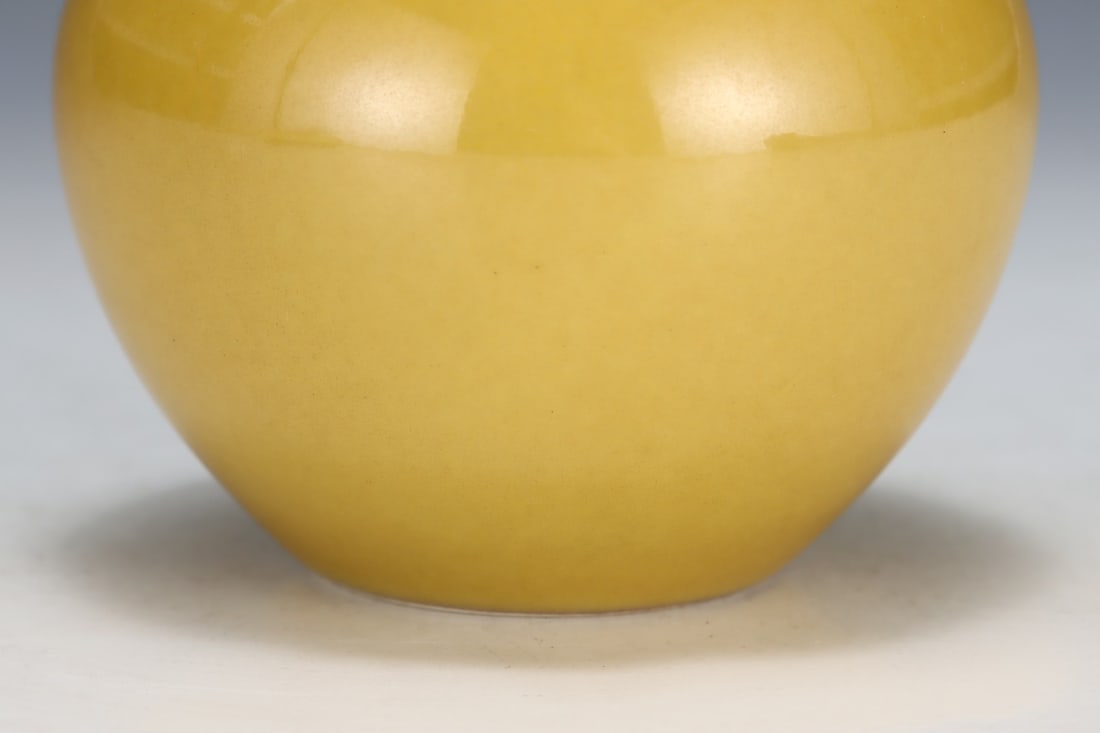 An Exquisite Yellow Glazed Vase - 5