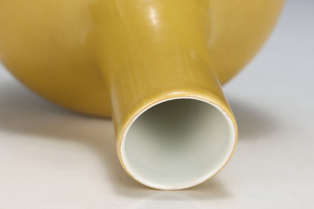 An Exquisite Yellow Glazed Vase - 6