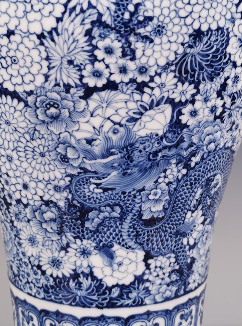 An Exquisite Blue and White Flower Pattern Dragon Pattern Vase - 4