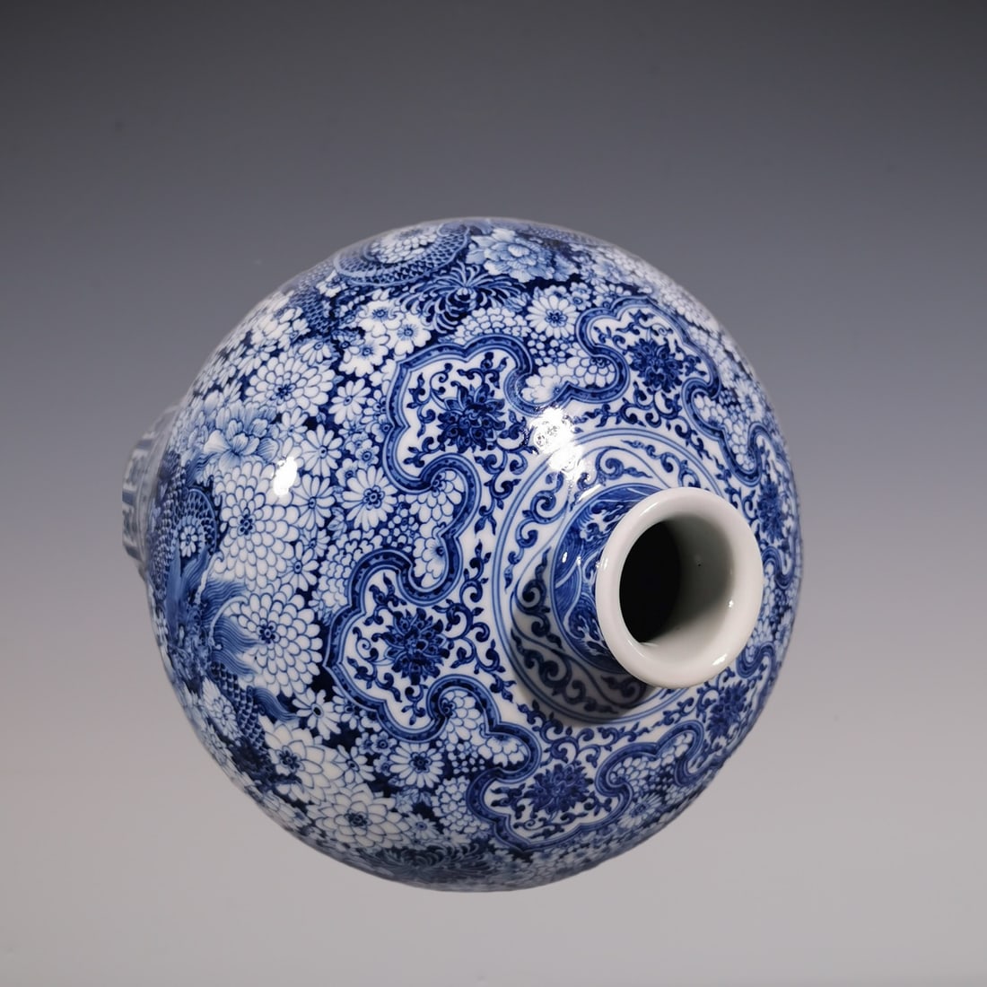 An Exquisite Blue and White Flower Pattern Dragon Pattern Vase - 7