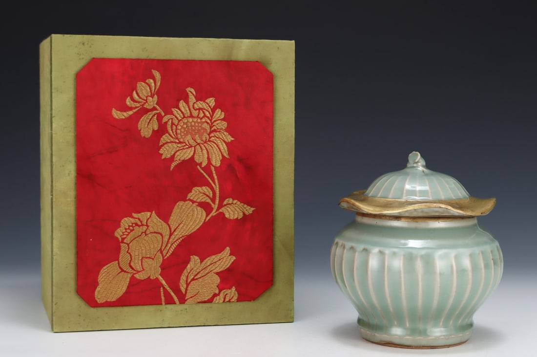 An Exquisite Longquan yao Jar - 2