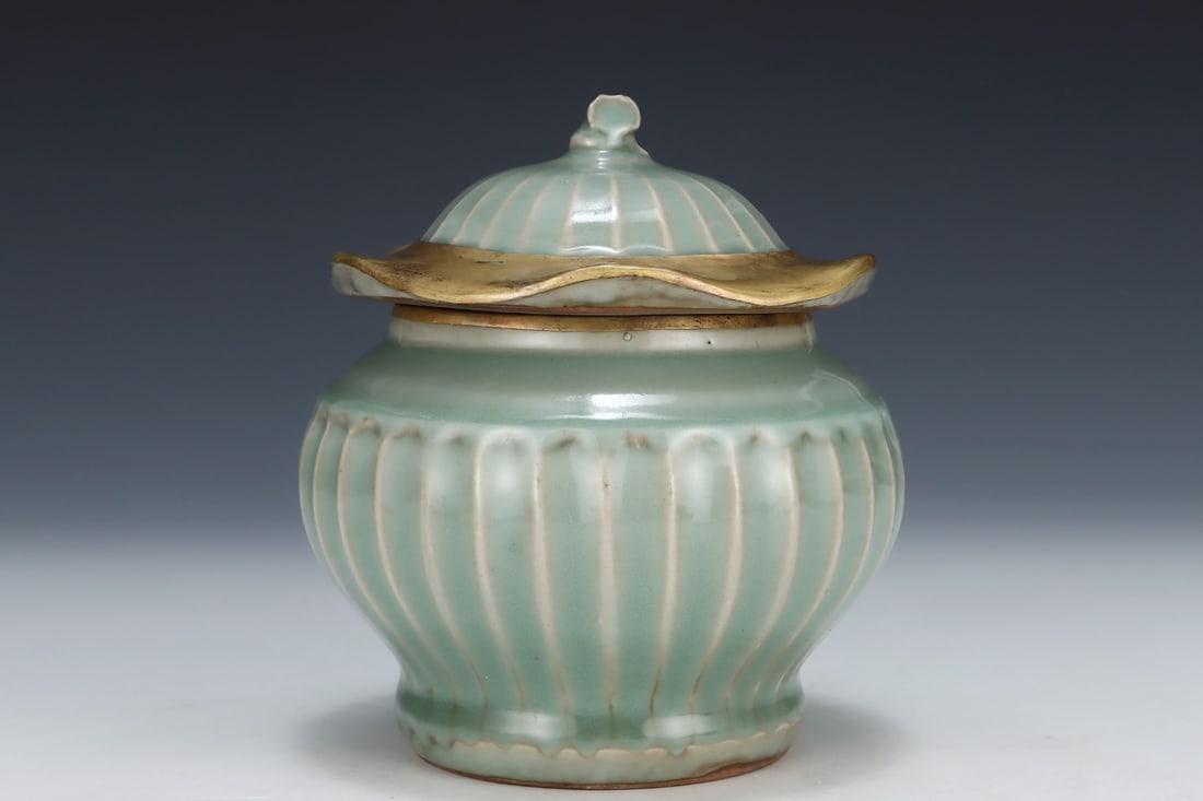 An Exquisite Longquan yao Jar - 3