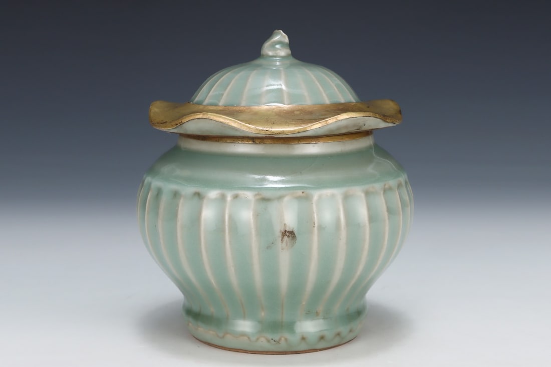 An Exquisite Longquan yao Jar - 4