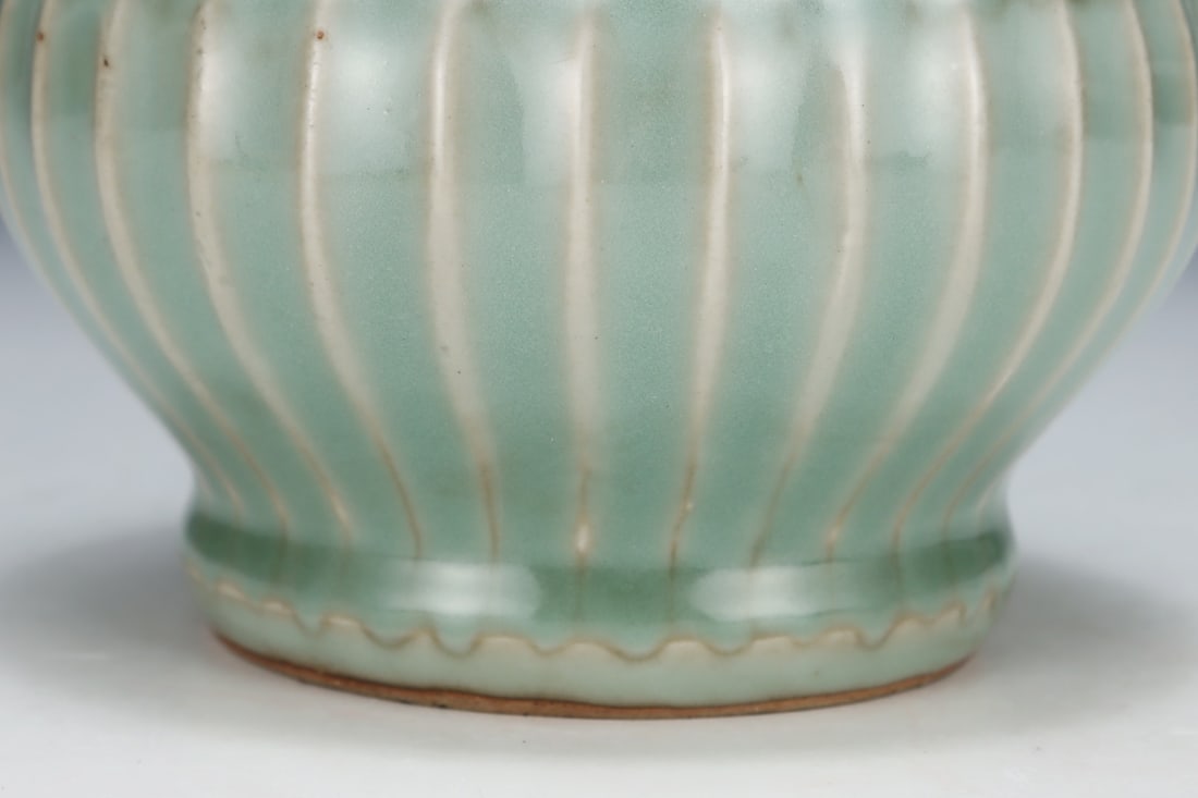 An Exquisite Longquan yao Jar - 6