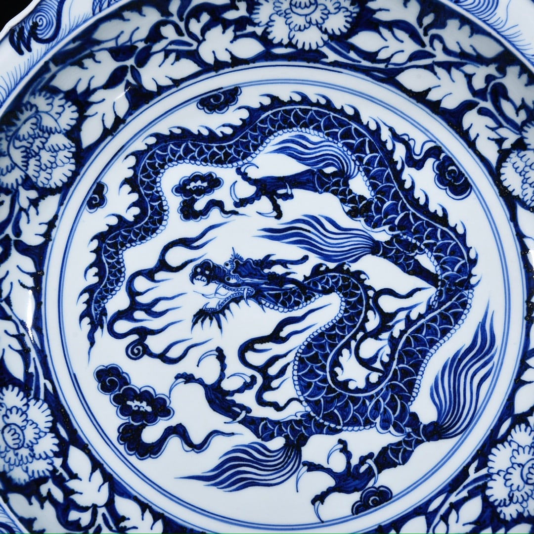 An Exquisite Blue and White Dragon Pattern Lotus Pattern Plate - 2
