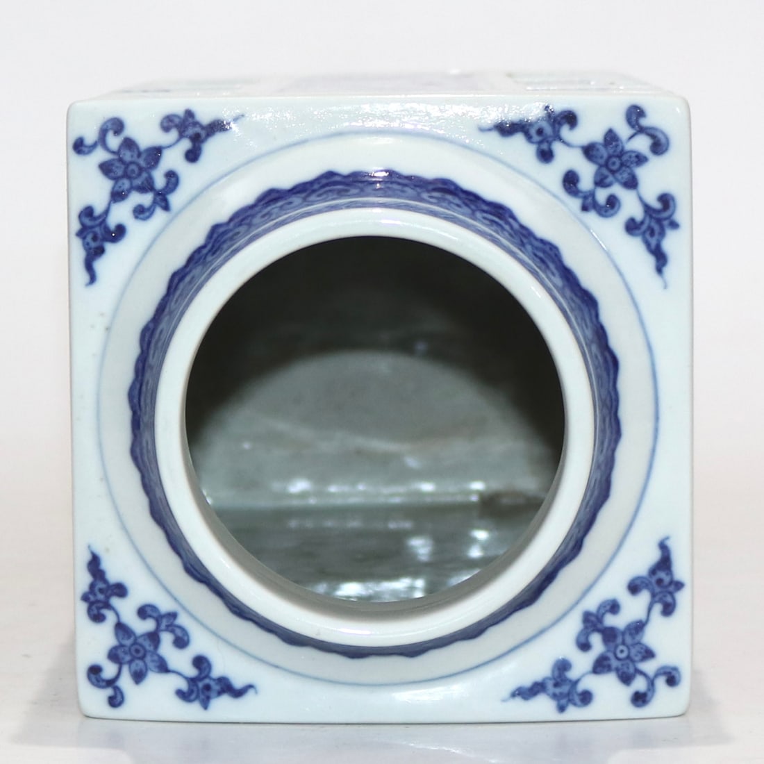 An Exquisite Blue and White Lotus Pattern Vase - 5