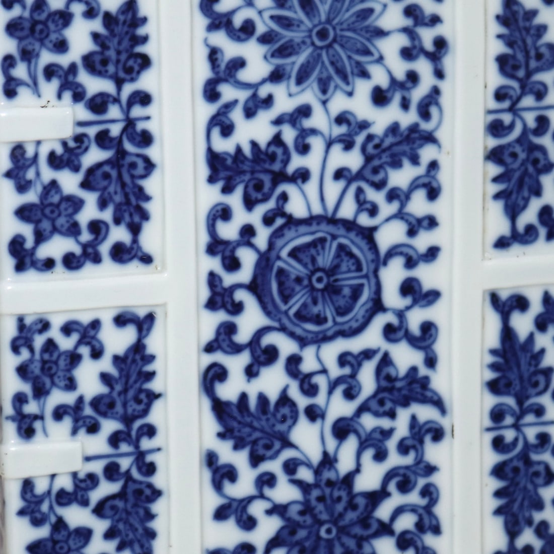 An Exquisite Blue and White Lotus Pattern Vase - 6