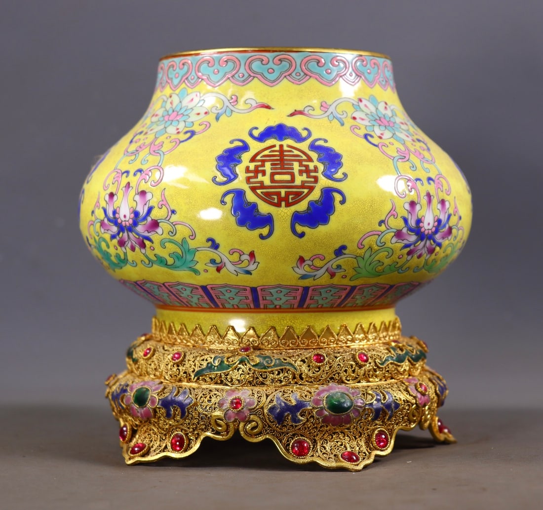 An Exquisite Enamel Inlaid Gilt Bronze Bats and Peach Pattern Lotus Pattern Jar: An Exquisite Enamel Inlaid Gilt Bronze Bats and Peach Pattern Lotus Pattern Jar Qing Dynasty, China Yongzheng Six-character Mark Size:16cmx13.5cm Weight:873g (The Dimensions Of All Batches Are