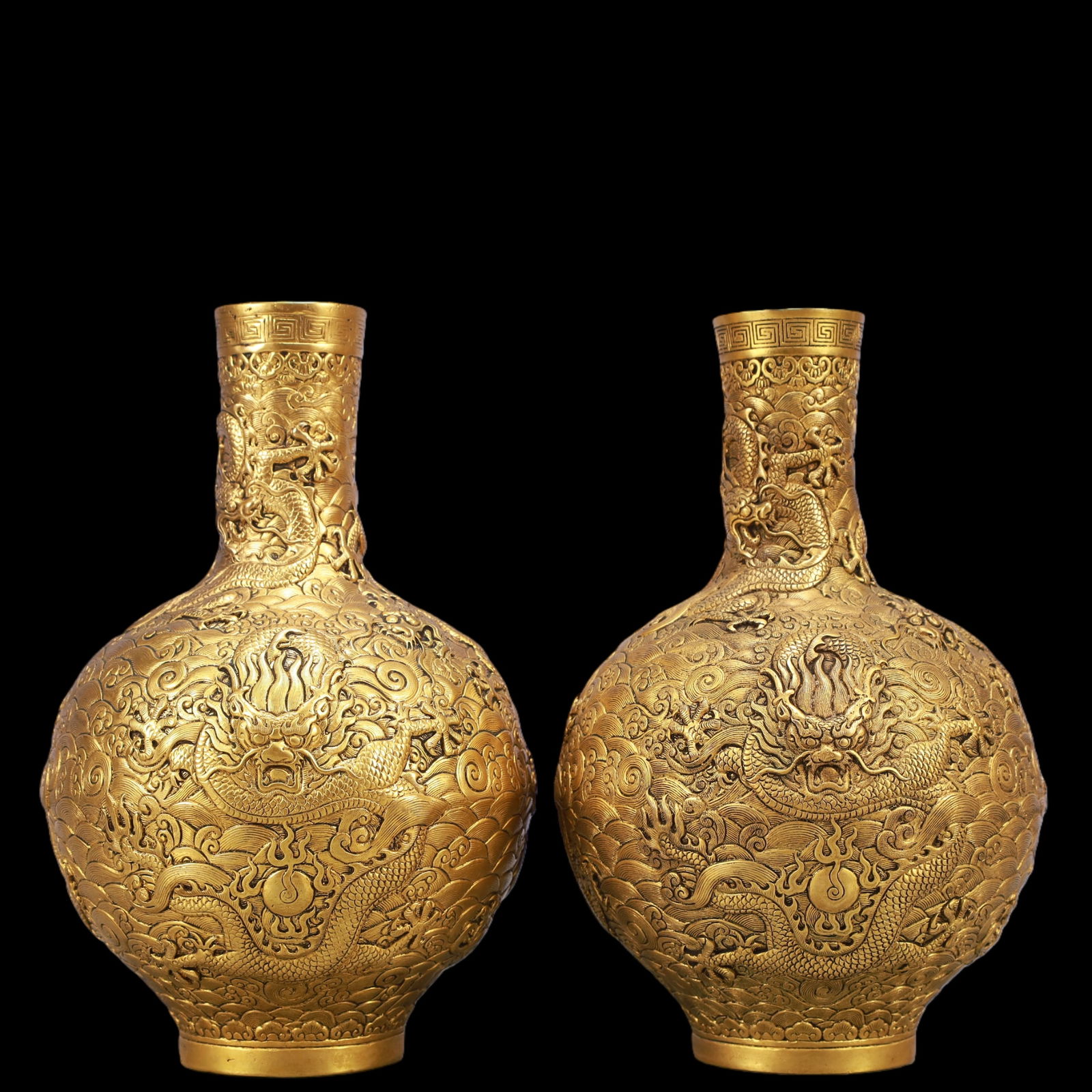 A Exquisite A pair of Gilt Bronze Dragon Pattern Seawater Pattern Vase: A Exquisite A pair of Gilt Bronze Dragon Pattern Seawater Pattern Vase Qing Dynasty, China Qianlong Four-character Mark Size:12cmx21cm Weight:2700g (The Dimensions Of All Batches Are Manually