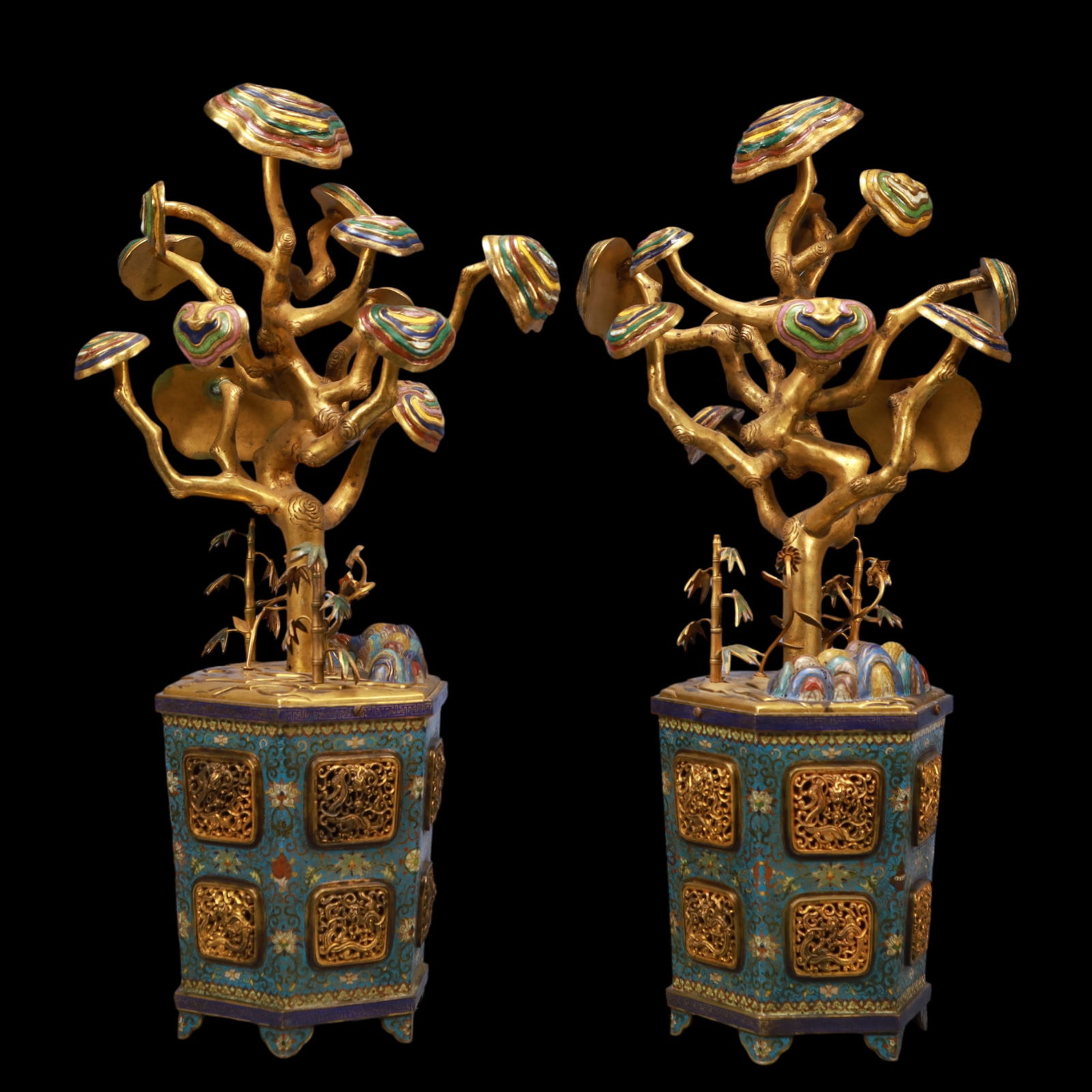 A Exquisite A pair of Cloisonne Lotus Pattern Bonsai Ornament: A Exquisite A pair of Cloisonne Lotus Pattern Bonsai Ornament Qing Dynasty, China Jiaqing Four-character Mark Size:21cmx60cm Weight:10950g (The Dimensions Of All Batches Are Manually Measured.If