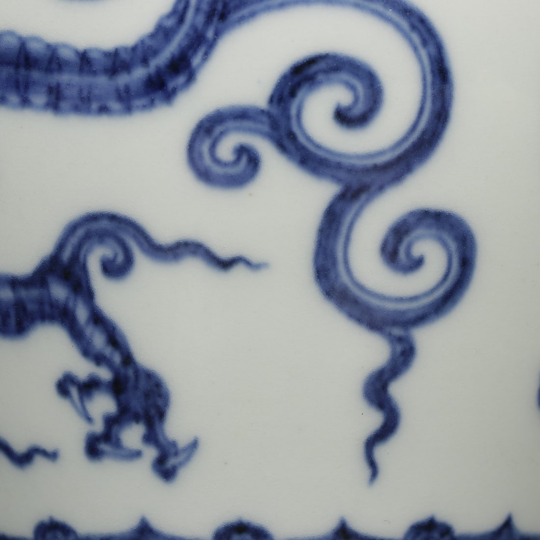 An Exquisite Blue and White Dragon Pattern Jar - 6