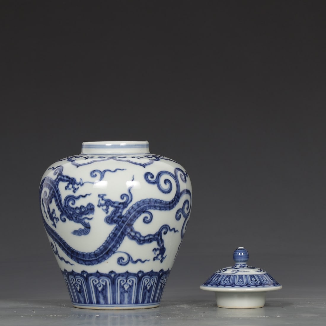 An Exquisite Blue and White Dragon Pattern Jar - 7