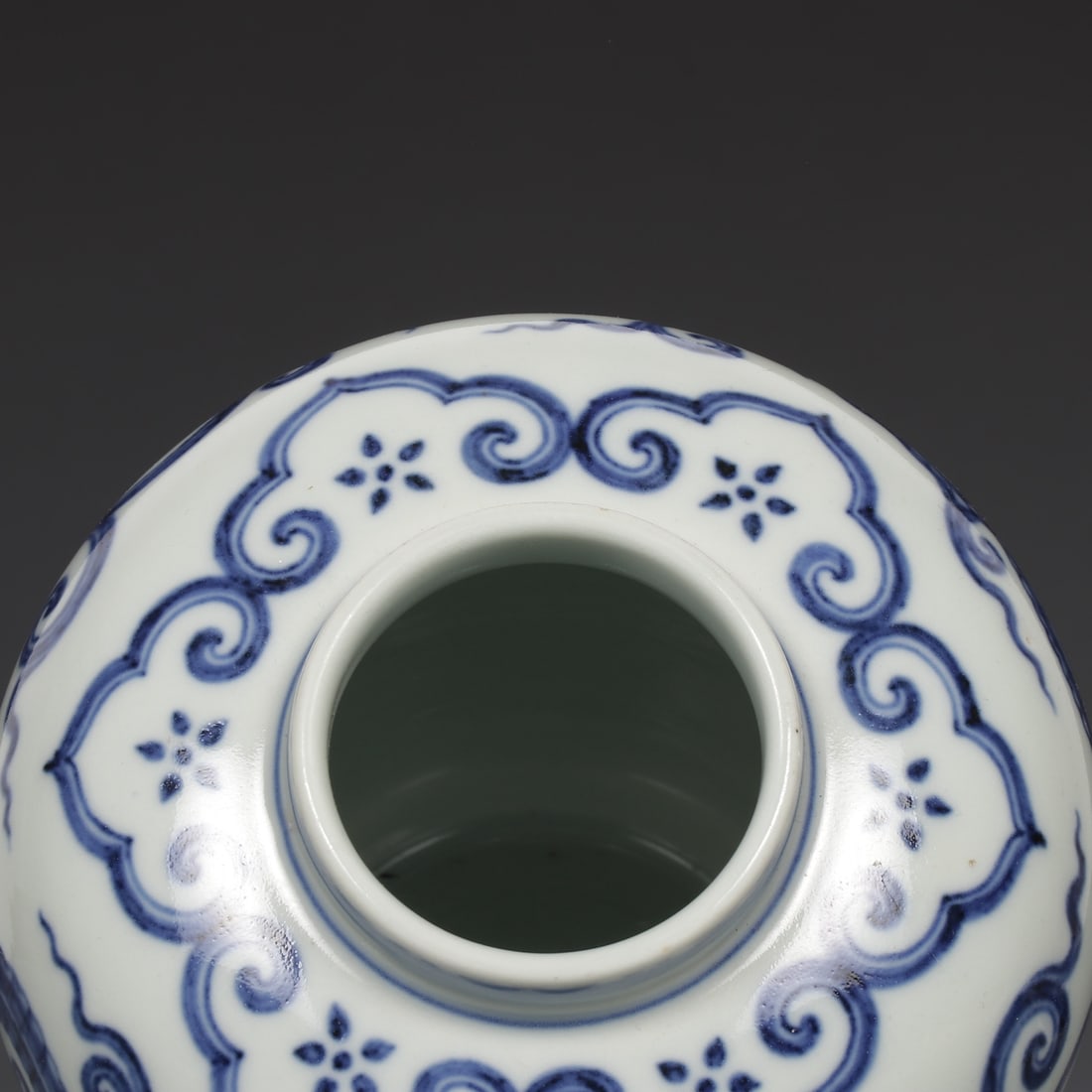 An Exquisite Blue and White Dragon Pattern Jar - 8