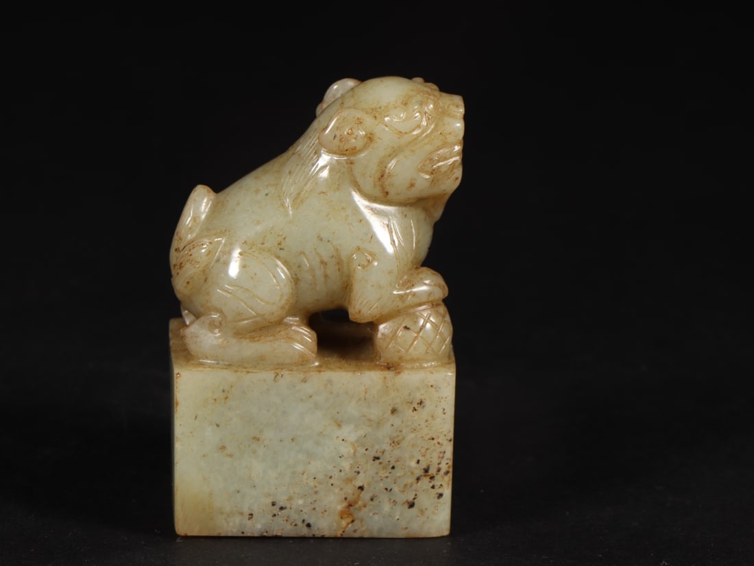 An Exquisite White Jade Auspicious Beast Seal: An Exquisite White Jade Auspicious Beast Seal Qing Dynasty, China Size:4.2cmx3.2cmx6.7cm Weight:175g (The Dimensions Of All Batches Are Manually Measured.If You Need More Detailed Information, Please