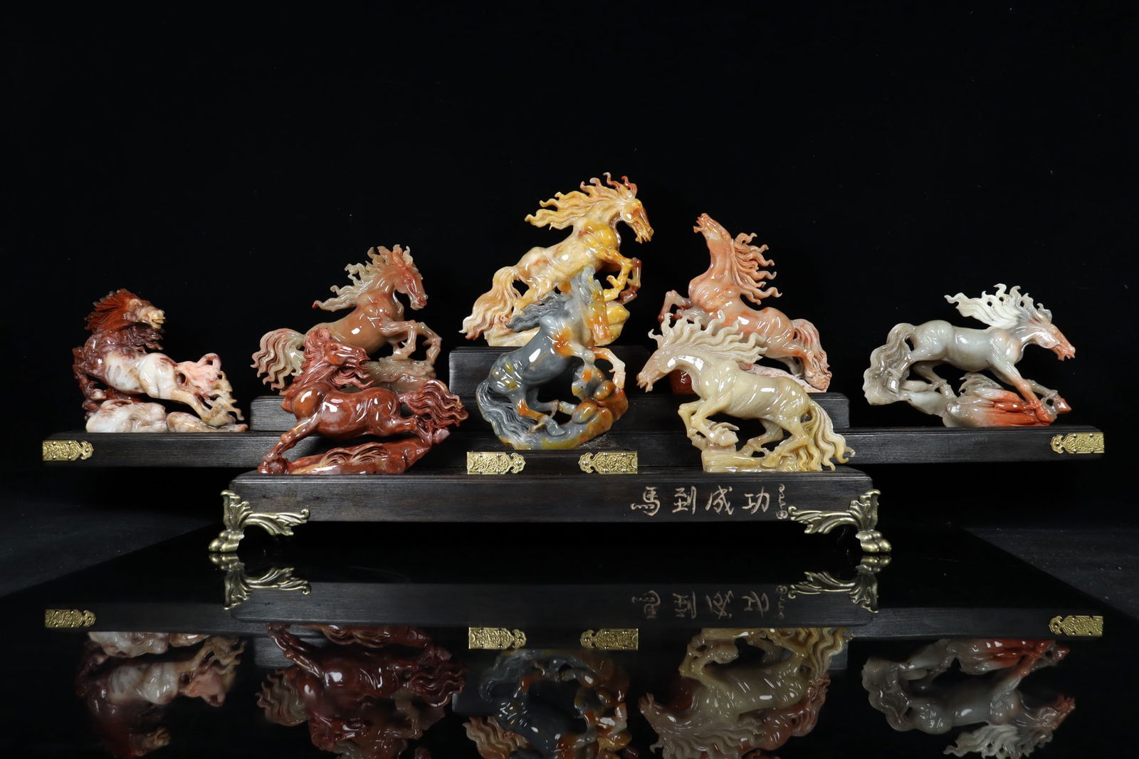 A Set of Fine Shoushan Stone Horse Ornament: A Set of Fine Shoushan Stone Horse Ornament Qing Dynasty, China Size:30cmx80cmx13cm Weight:3.55kg (The Dimensions Of All Batches Are Manually Measured.If You Need More Detailed Information, Please
