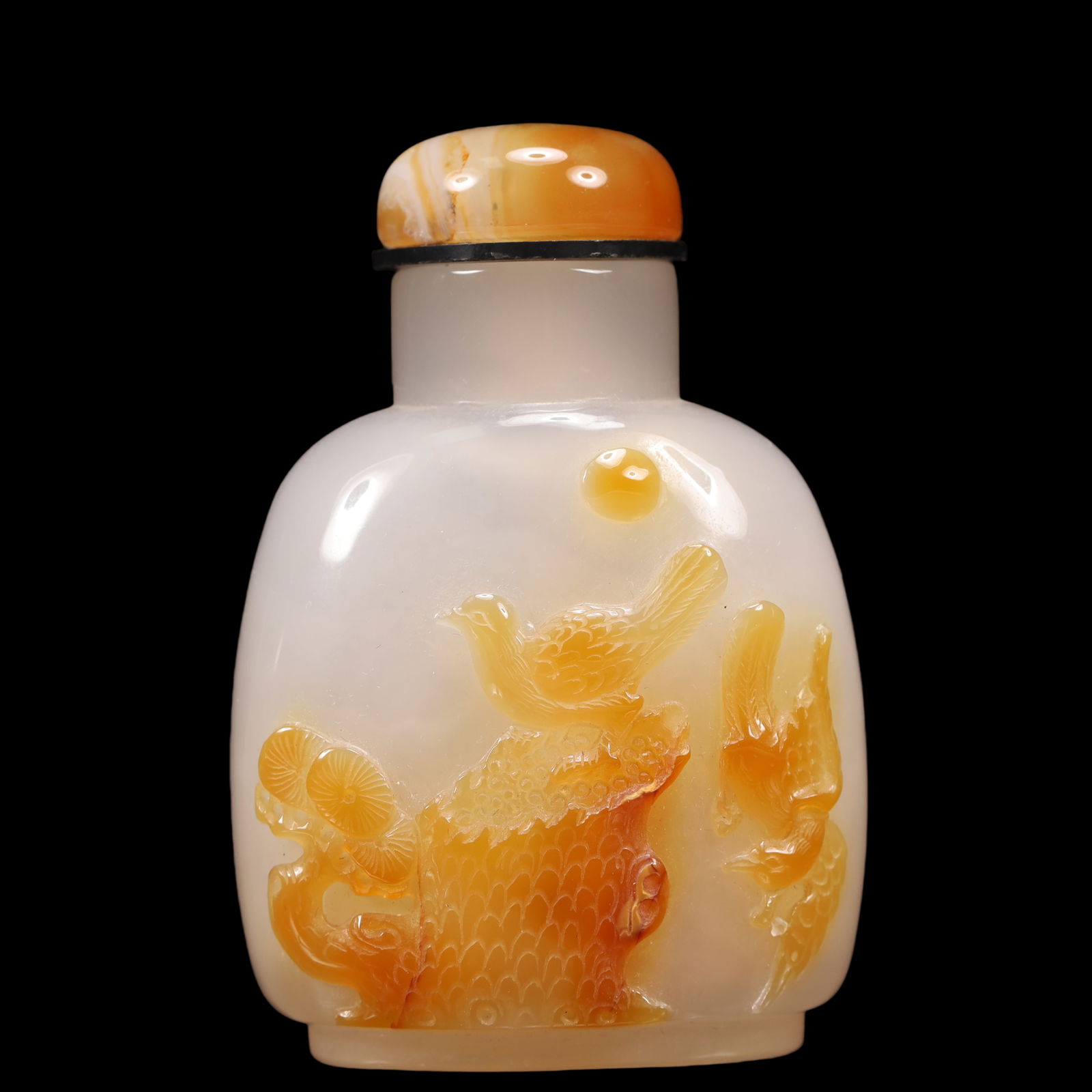An Exquisite Agate Flower and Bird Pattern Snuff Bottle: An Exquisite Agate Flower and Bird Pattern Snuff Bottle Qing Dynasty, China Size:5cmx2.5cmx7.5cm Weight:93g (The Dimensions Of All Batches Are Manually Measured.If You Need More Detailed