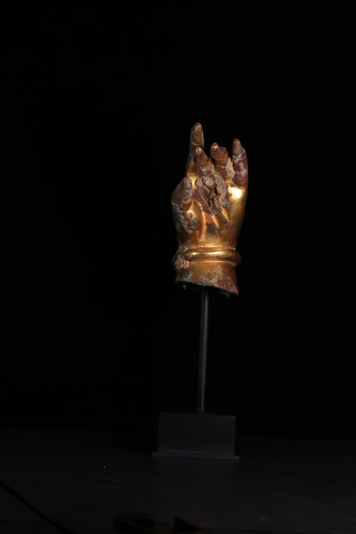 An Exquisite Gilt Bronze Buddha's hand: An Exquisite Gilt Bronze Buddha's hand Tang Dynasty, China Size:33cmx7.65cmx6.65cm Weight:1306g (The Dimensions Of All Batches Are Manually Measured.If You Need More Detailed Information, Please