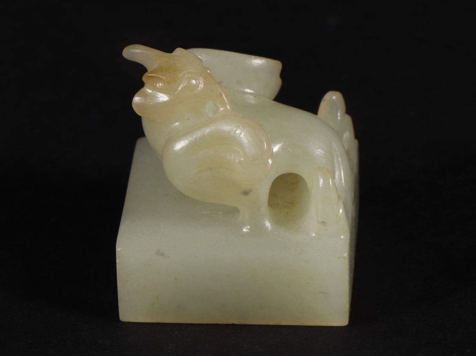 An Exquisite White Jade Phoenix Seal: An Exquisite White Jade Phoenix Seal Han Dynasty, China Size:2.6cmx2.9cm Weight:31g (The Dimensions Of All Batches Are Manually Measured.If You Need More Detailed Information, Please Contact Our