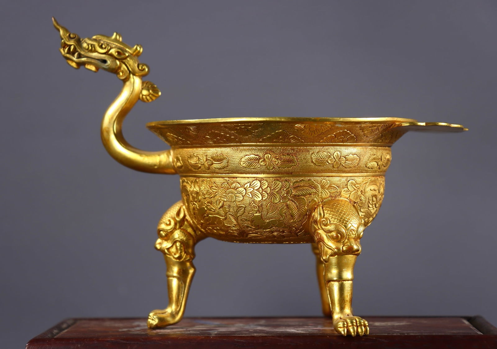 An Exquisite Gilt Bronze Flower Pattern Tripod Cup: An Exquisite Gilt Bronze Flower Pattern Tripod Cup Qing Dynasty, China Size:15.5cmx19.5cmx16cm Weight:650g (The Dimensions Of All Batches Are Manually Measured.If You Need More Detailed
