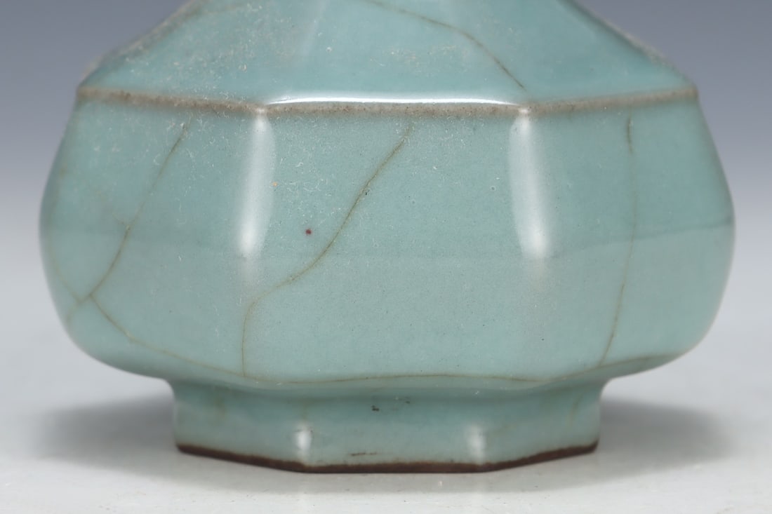 An Exquisite Guan yao Vase - 6