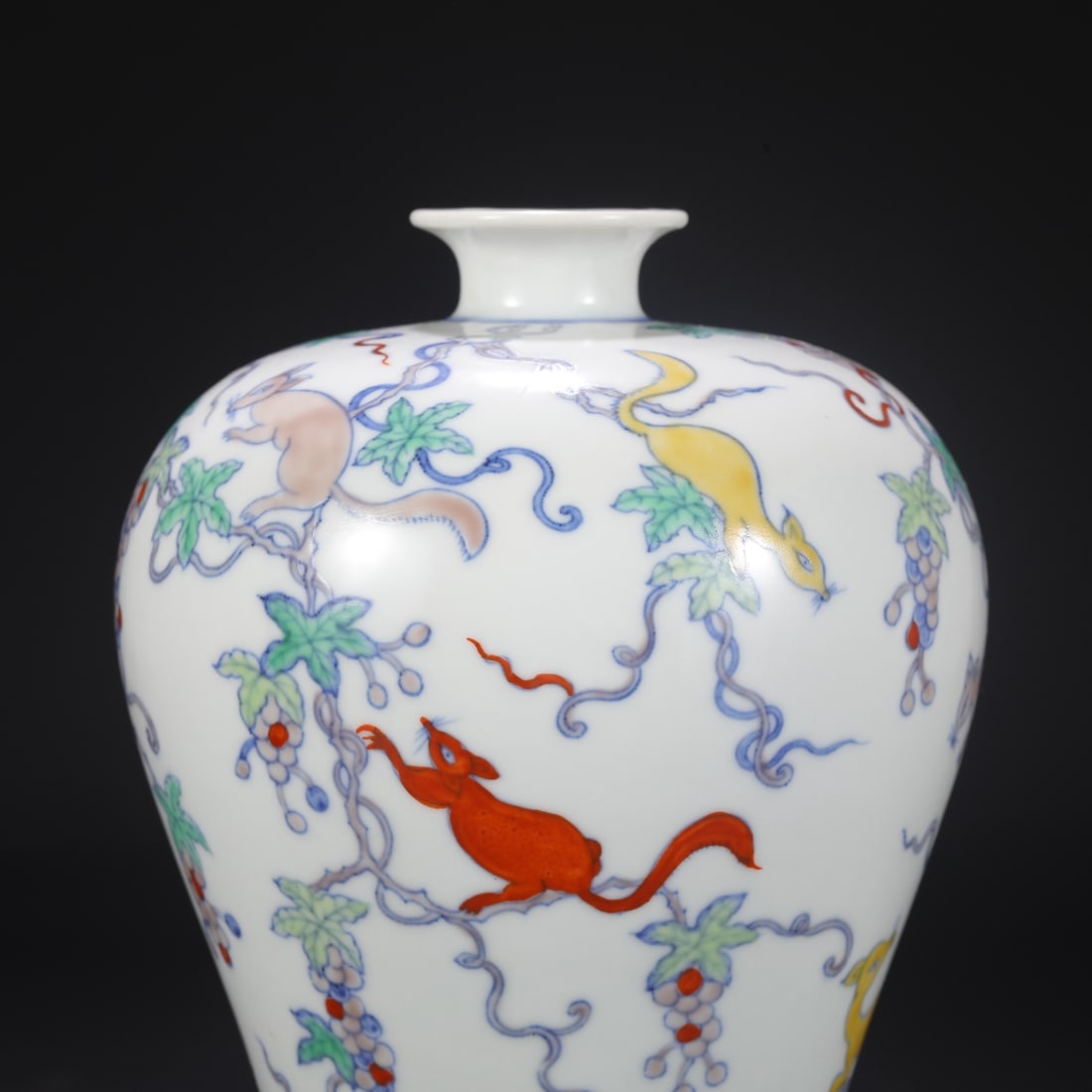 An Exquisite Doucai Squirrel and Grapes Pattern Vase - 3