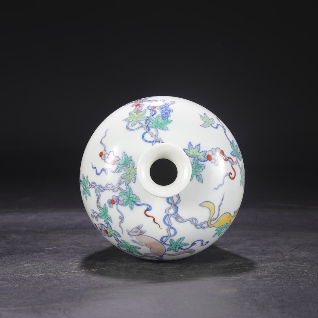An Exquisite Doucai Squirrel and Grapes Pattern Vase - 4