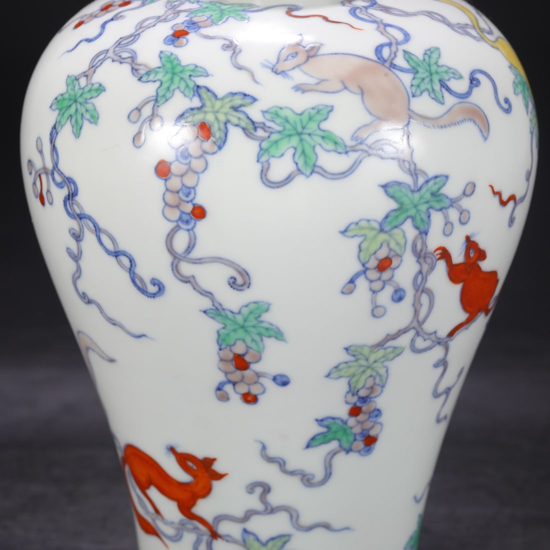An Exquisite Doucai Squirrel and Grapes Pattern Vase - 7