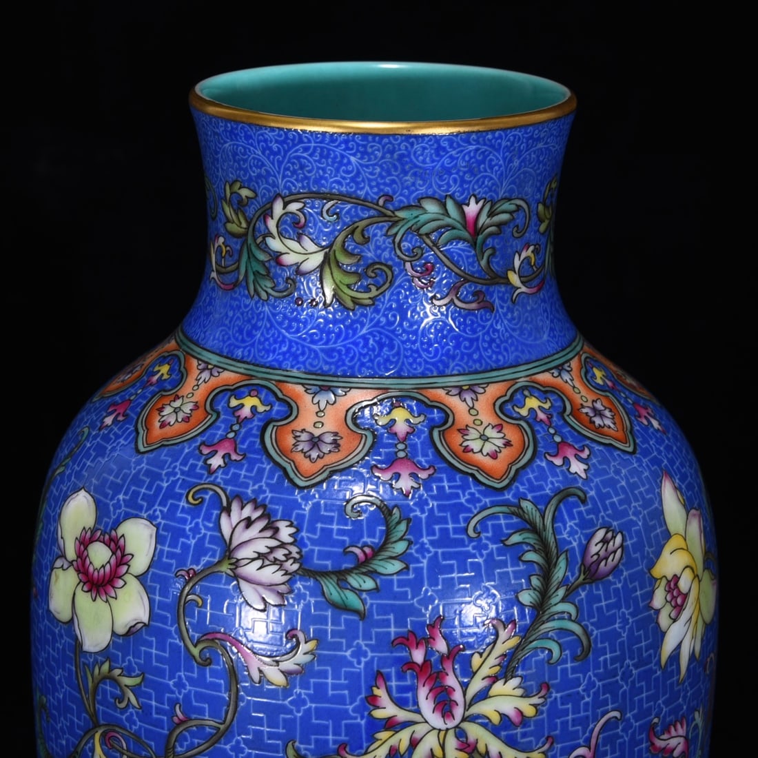 An Exquisite Enamel Lotus Pattern Vase - 4