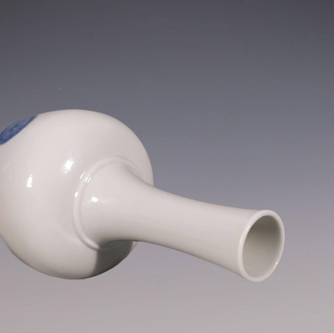 An Exquisite Blue and White Vase - 4