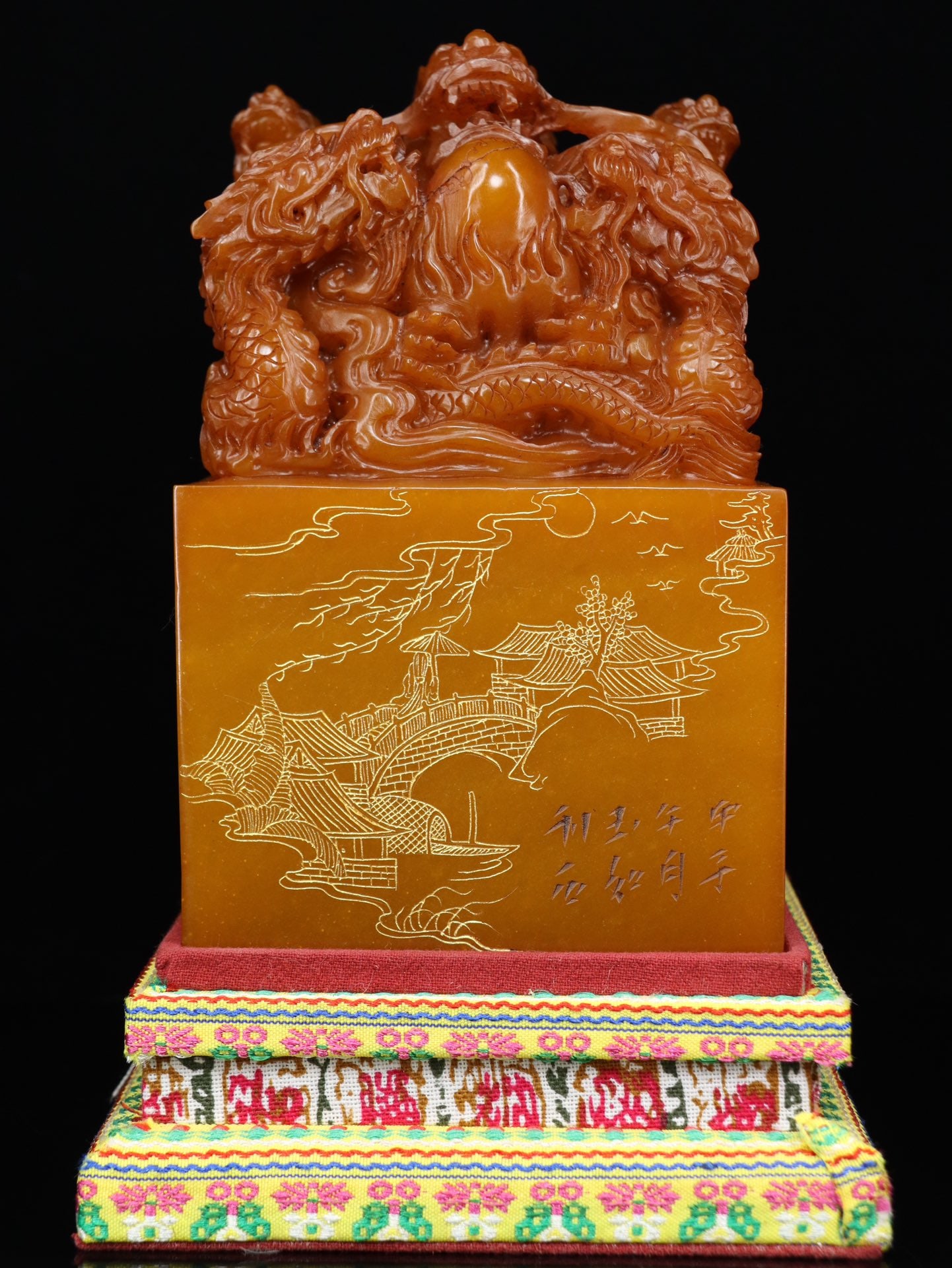 An Exquisite Shoushan Stone Dragon Pattern Seal Ornament: An Exquisite Shoushan Stone Dragon Pattern Seal Ornament Qing Dynasty, China Size:16cmx10cmx10cm Weight:3233g (The Dimensions Of All Batches Are Manually Measured.If You Need More Detailed
