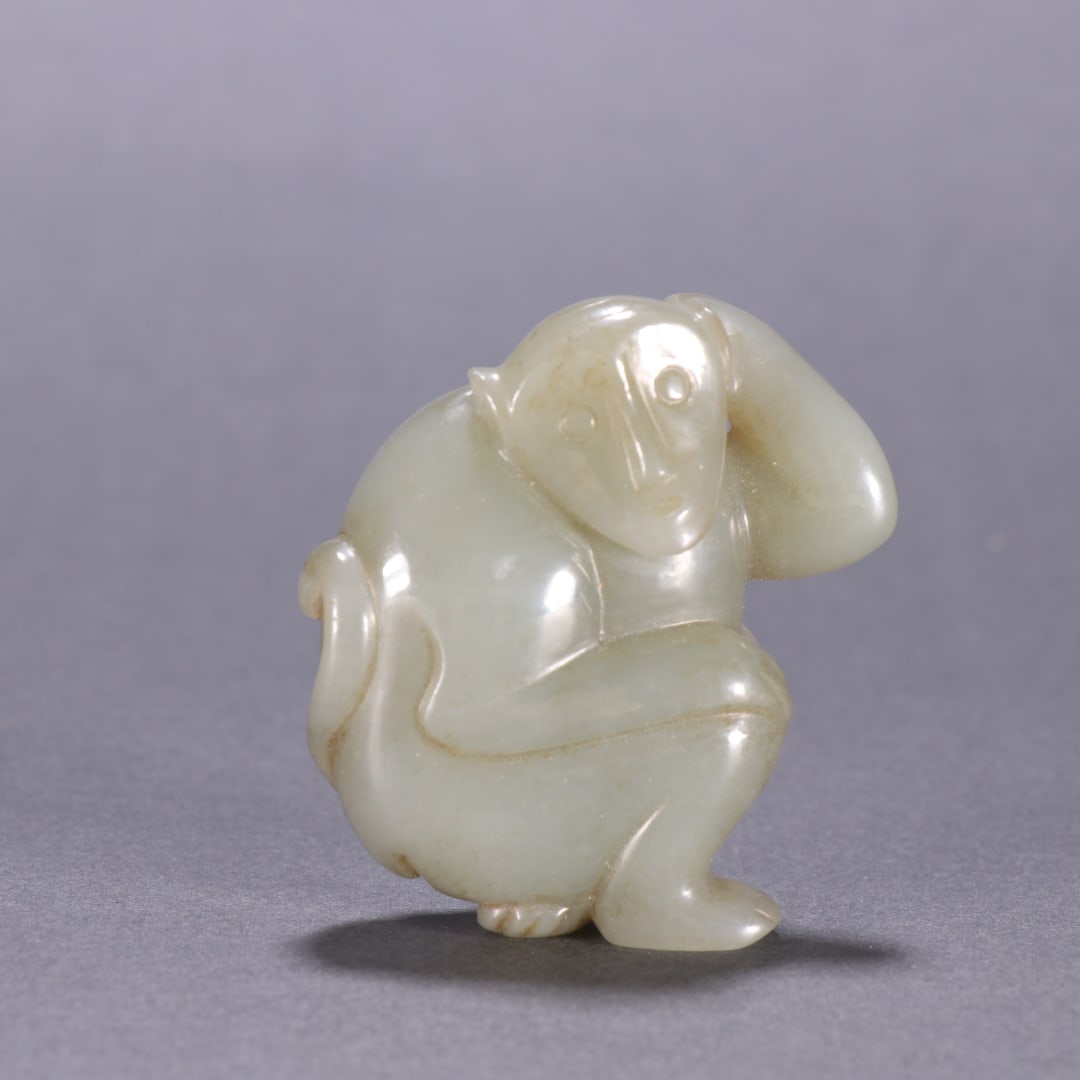 An Exquisite White Jade Monkey Ornament: An Exquisite White Jade Monkey Ornament Qing Dynasty, China Size:5.2cmx4.7cm Weight:63.9g (The Dimensions Of All Batches Are Manually Measured.If You Need More Detailed Information, Please Contact