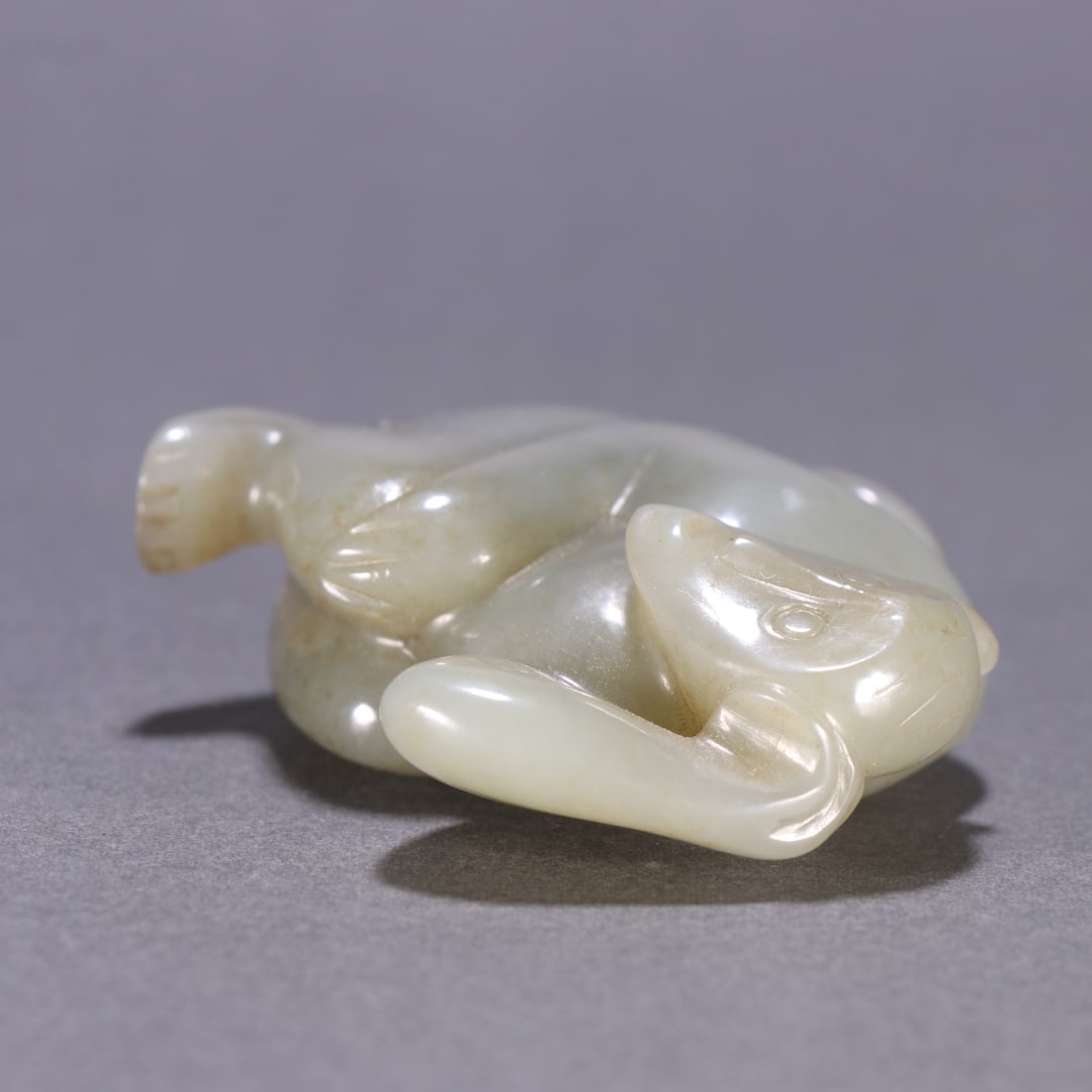 An Exquisite White Jade Monkey Ornament - 9