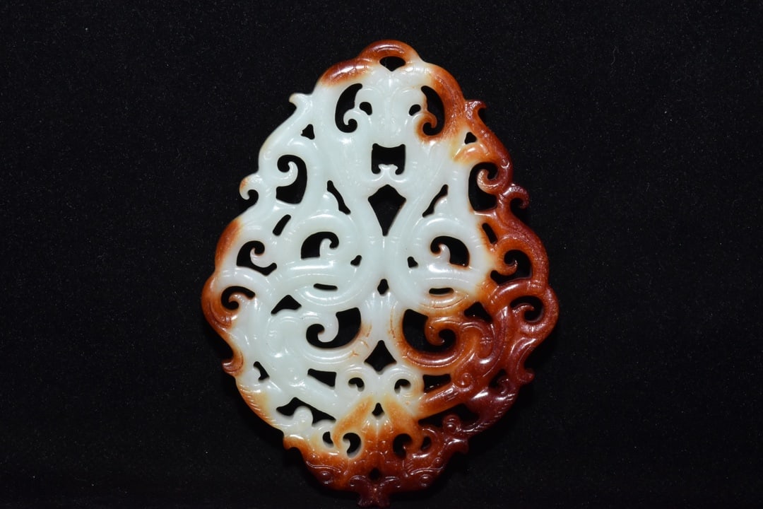 An Exquisite White Jade Dragon Pattern Ornament: An Exquisite White Jade Dragon Pattern Ornament Han Dynasty, China Size:10cmx8cm? Weight:100g (The Dimensions Of All Batches Are Manually Measured.If You Need More Detailed Information, Please Contact