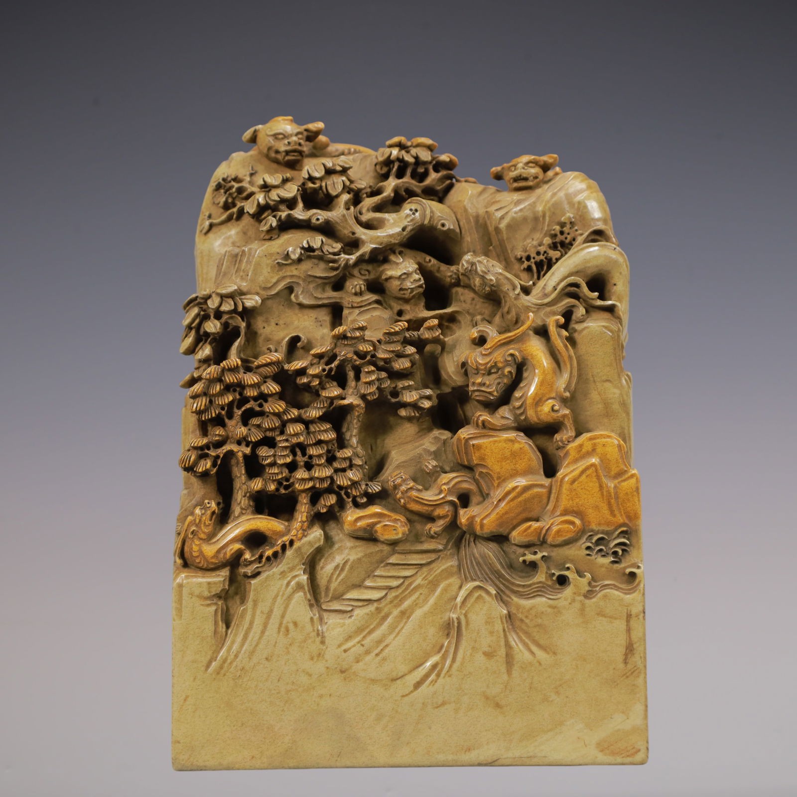 A Exquisite Shoushan Stone Landscape Pattern Dragon Pattern Seal: A Exquisite Shoushan Stone Landscape Pattern Dragon Pattern Seal Qing Dynasty, China Qianlong Four-character Mark Size:10.5cmx10.5cmx15cm Weight:3450g (The Dimensions Of All Batches Are Manually Measu