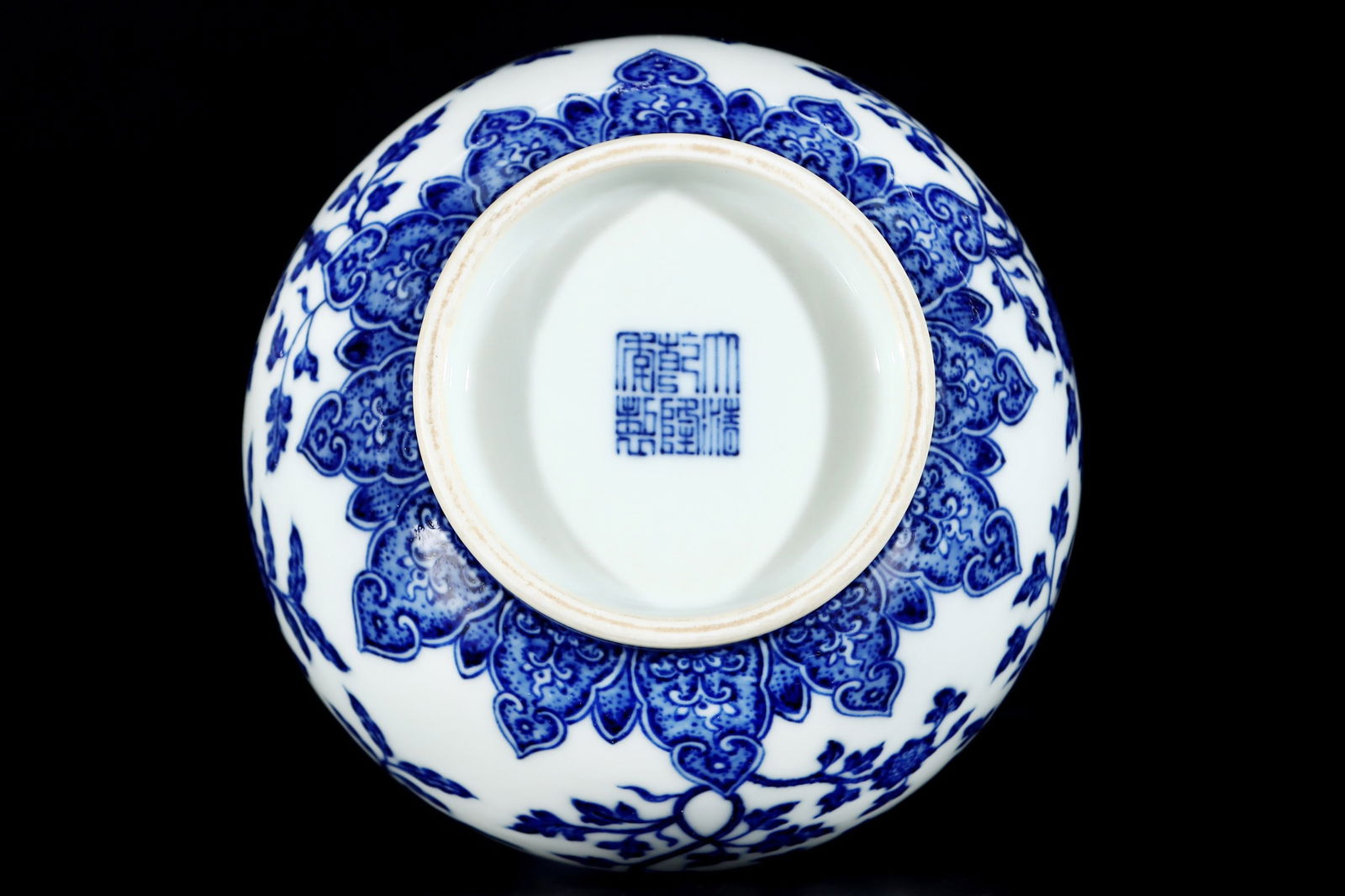 An Exquisite Blue and White Lotus Pattern Flower Pattern Vase - 9