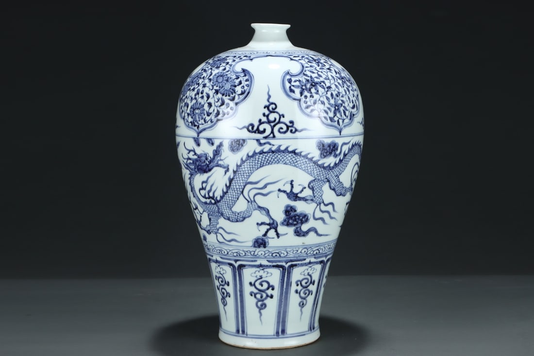 An Exquisite Blue and White Lotus Pattern Dragon Pattern Vase - 2