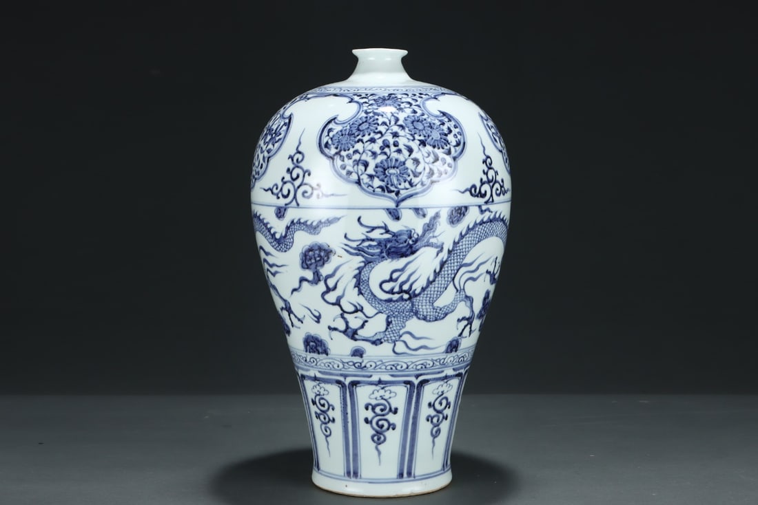 An Exquisite Blue and White Lotus Pattern Dragon Pattern Vase - 3