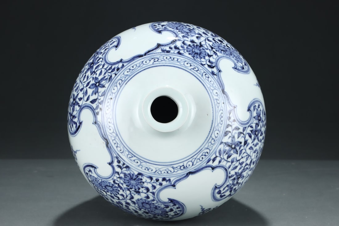 An Exquisite Blue and White Lotus Pattern Dragon Pattern Vase - 4