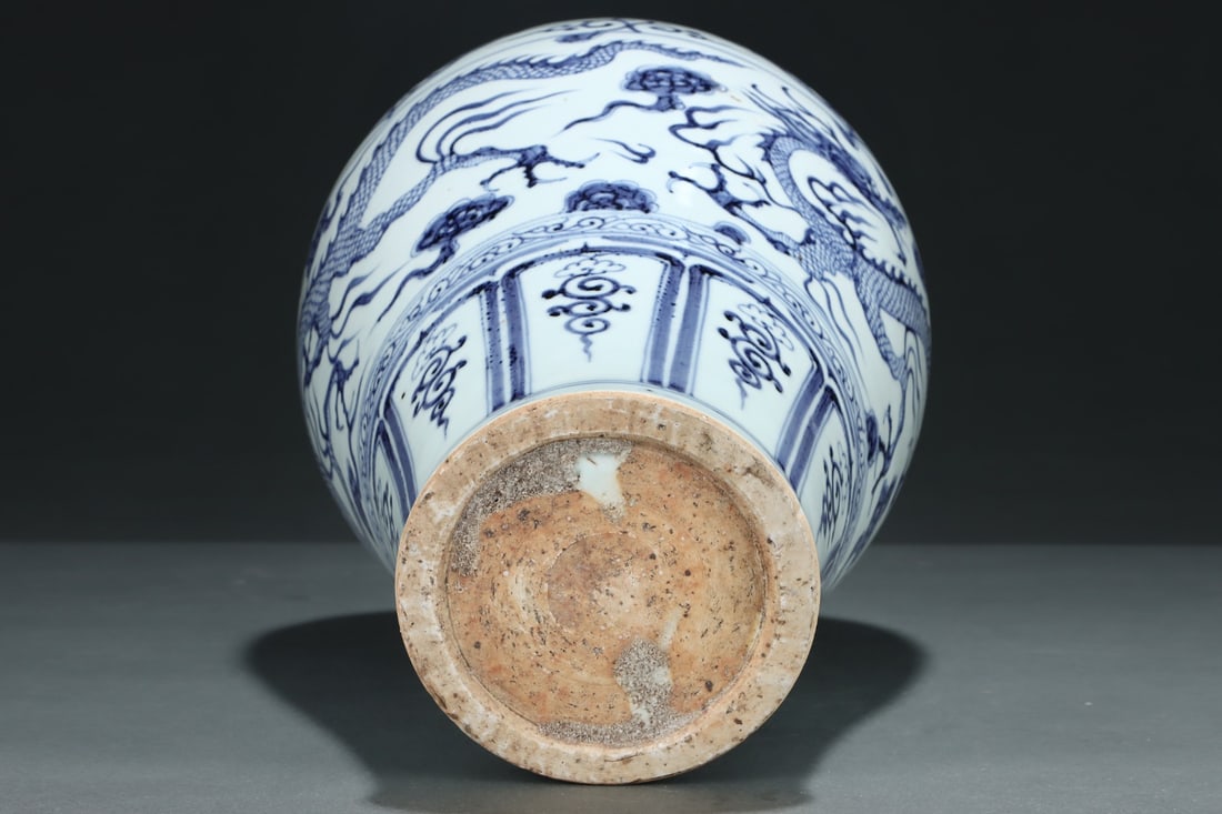 An Exquisite Blue and White Lotus Pattern Dragon Pattern Vase - 5