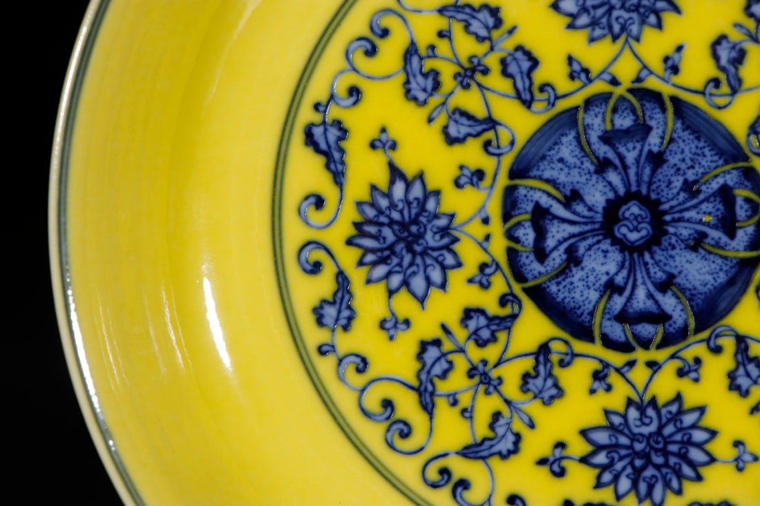 An Exquisite Blue and White Lotus Pattern Plate - 5