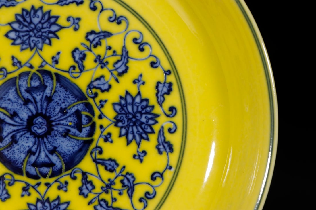 An Exquisite Blue and White Lotus Pattern Plate - 6