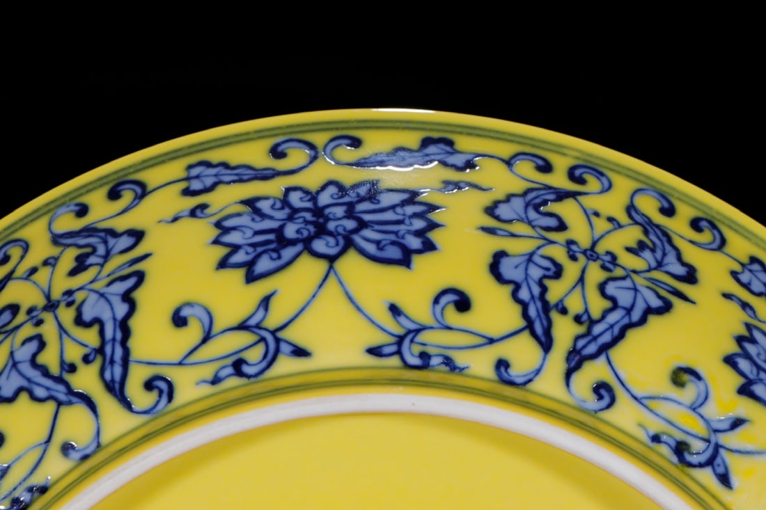 An Exquisite Blue and White Lotus Pattern Plate - 7