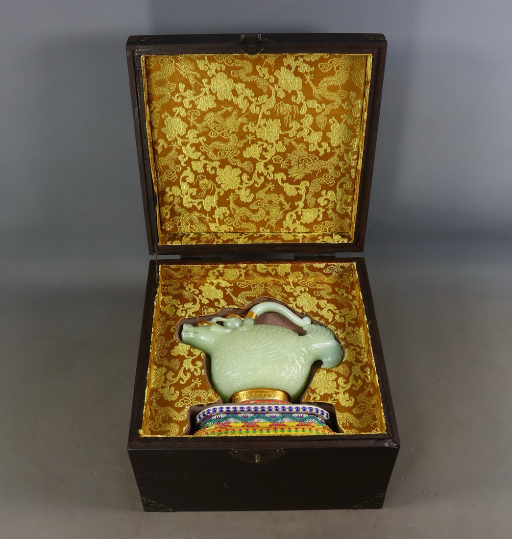 An Exquisite White Jade Covered silver-gilt Ewer: An Exquisite White Jade Covered silver-gilt Ewer Qing Dynasty, China Size:15cmx17.5cmx6.5cm Weight:604g (The Dimensions Of All Batches Are Manually Measured.If You Need More Detailed Information,