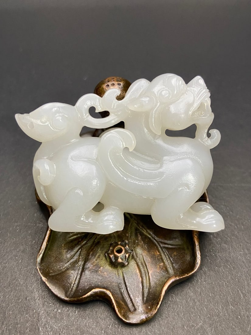 An Exquisite White Jade Auspicious Beast Pendant: An Exquisite White Jade Auspicious Beast Pendant Qing Dynasty, China Size:6.1cmx4.9cmx2.36cm Weight:77g (The Dimensions Of All Batches Are Manually Measured.If You Need More Detailed Information, Plea